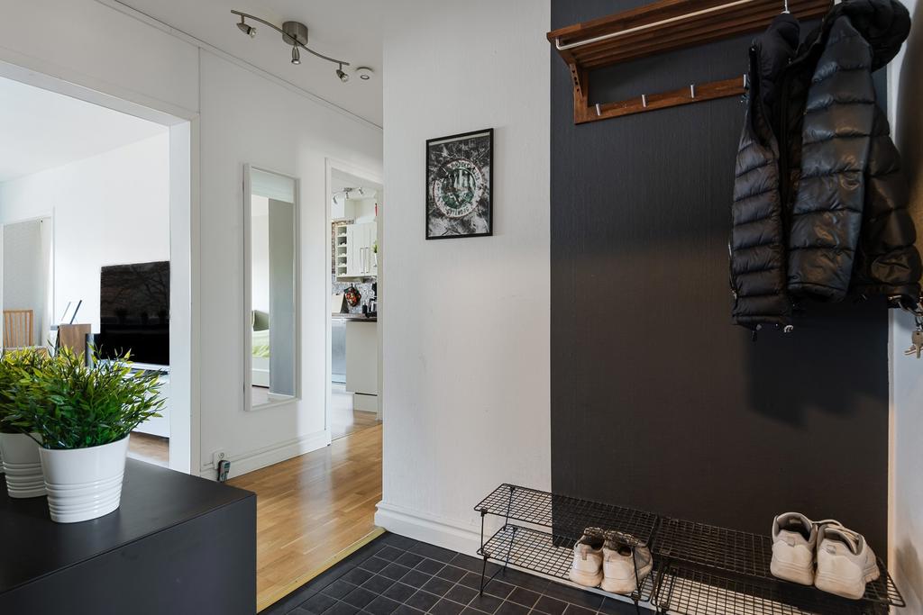 Mycket bra med klinker på golvet för blöta vinterskor att torka. 