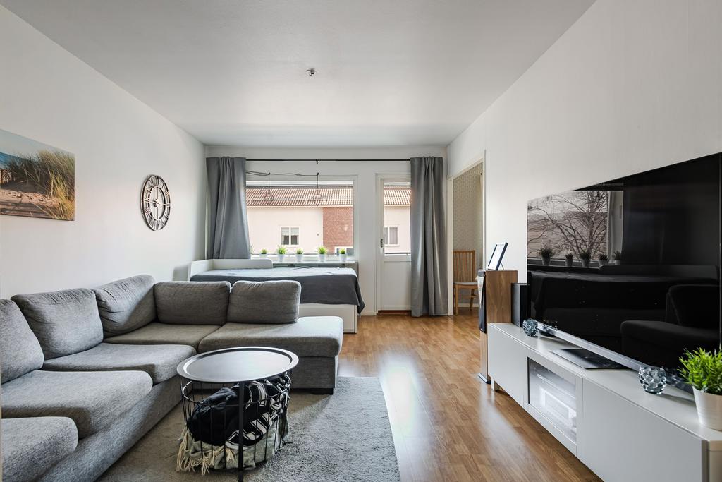 Stort och rymligt med utgång till balkongen. Den kommer att byggas ut och även glasas in vilket är otroligt uppskattat.