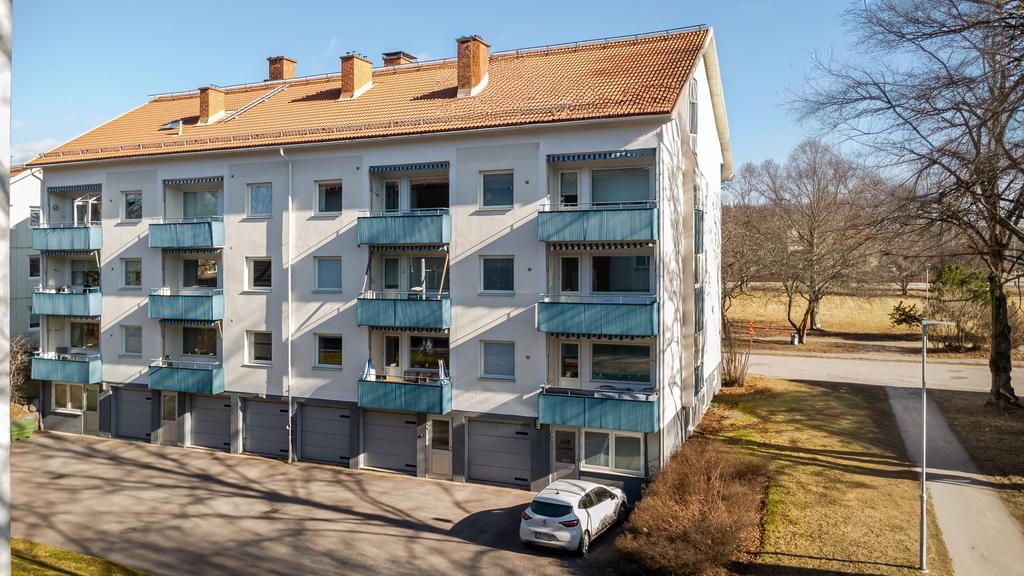 I huset finns även garage med separat kö. 