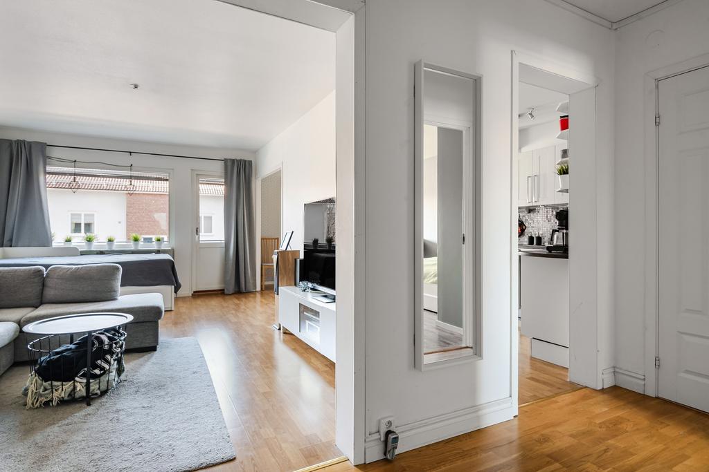 Vy hall och vardagsrum. 