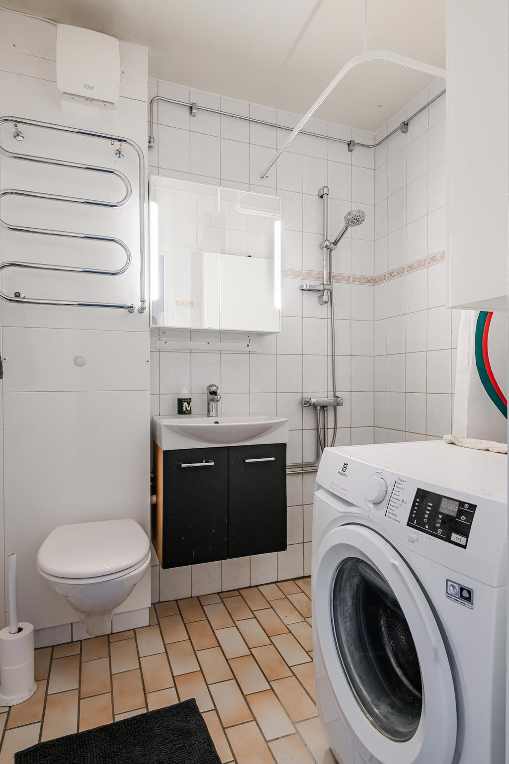 WC med dusch och egen tvättmaskin. 