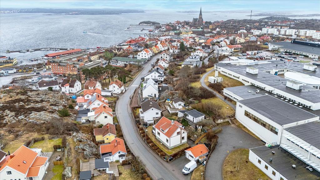 Drönarvy över delar av Lysekils stad