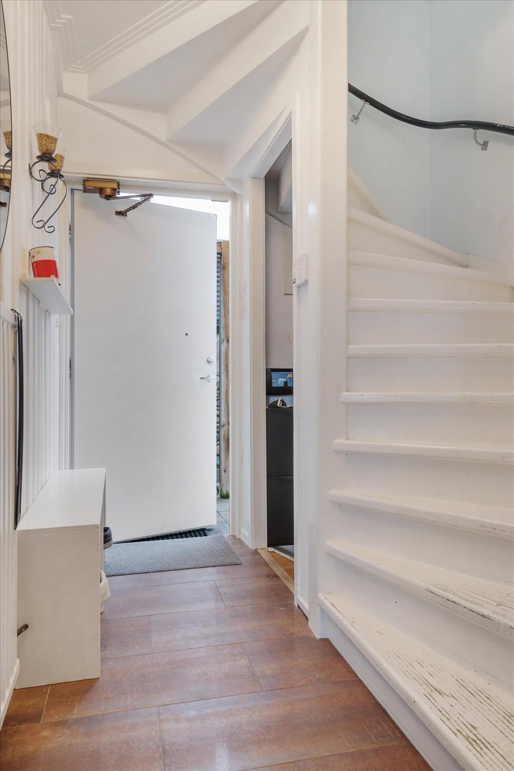 Entré och hall, men trapp upp till ovanvåning 
