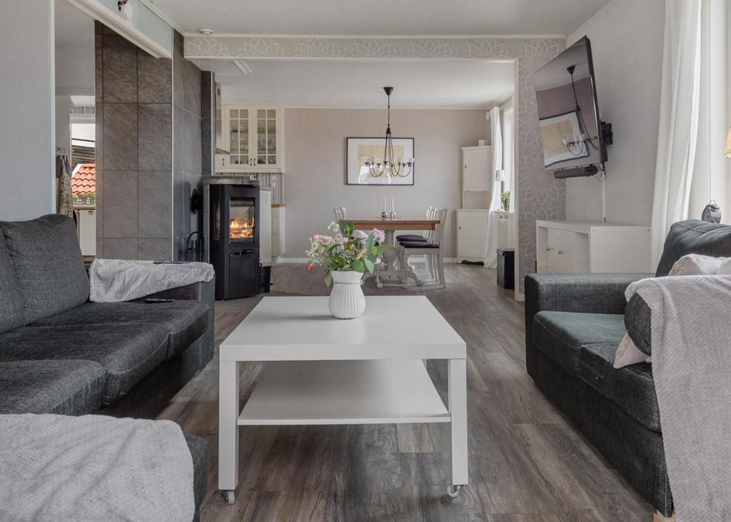 Vardagsrum med vy mot matplats