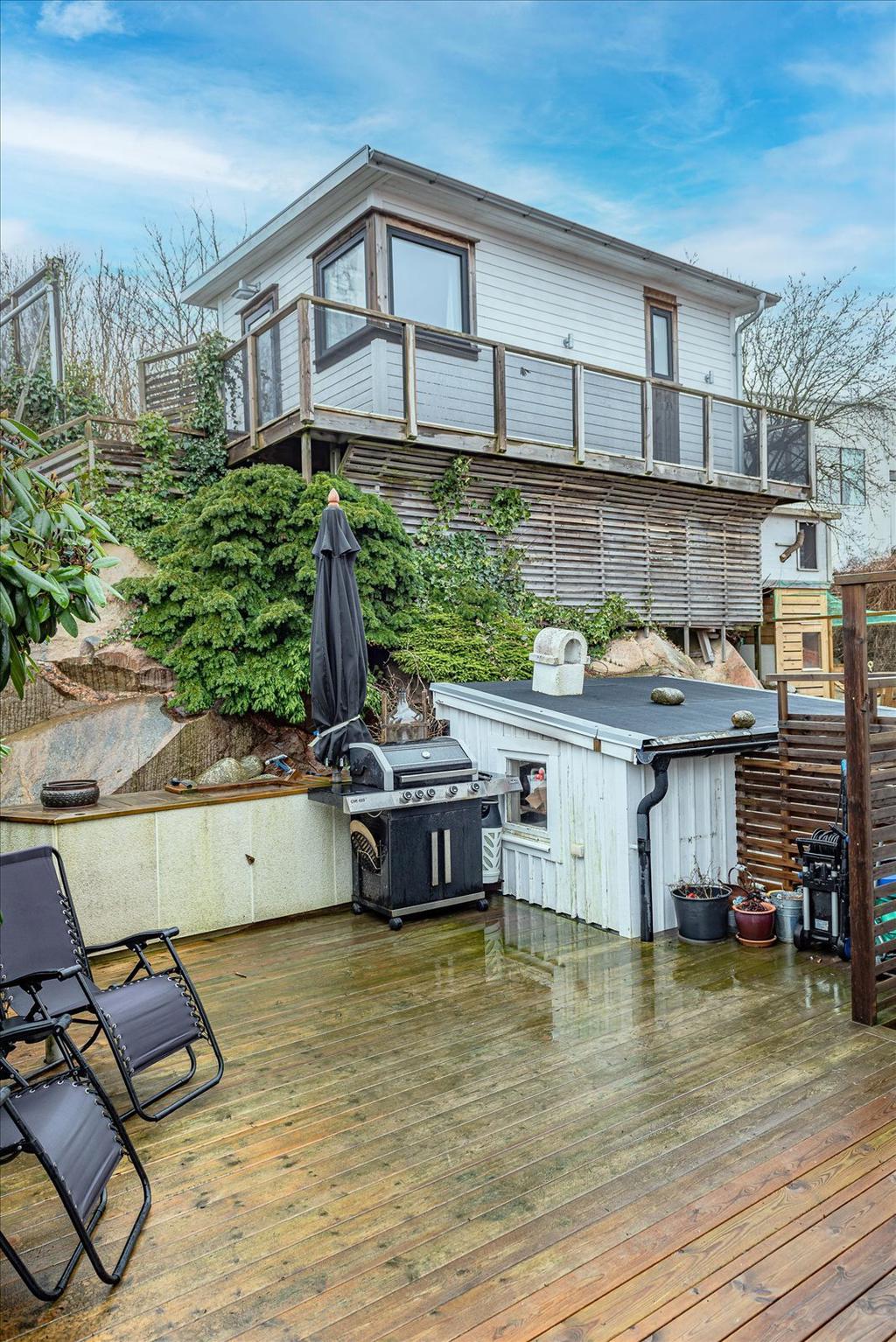 Altan med vy mot ett av gäststugorna