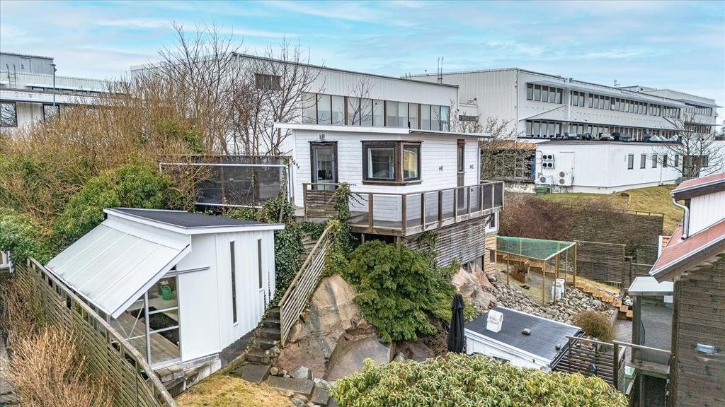 Gäststuga samt växthus