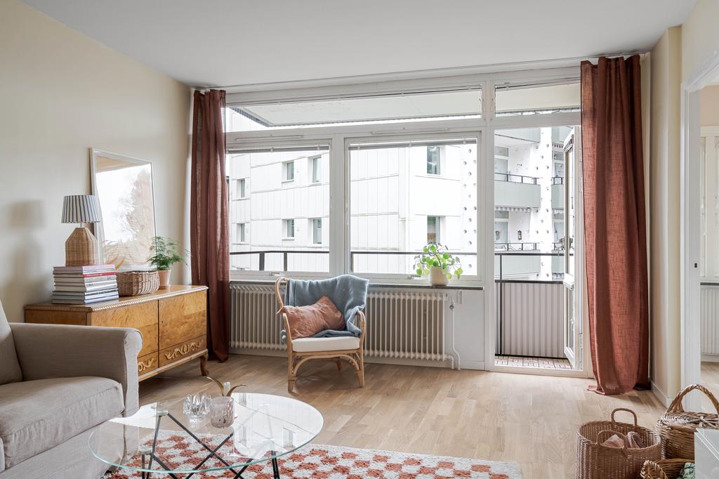 Stort fönsterparti med utgång till balkong 