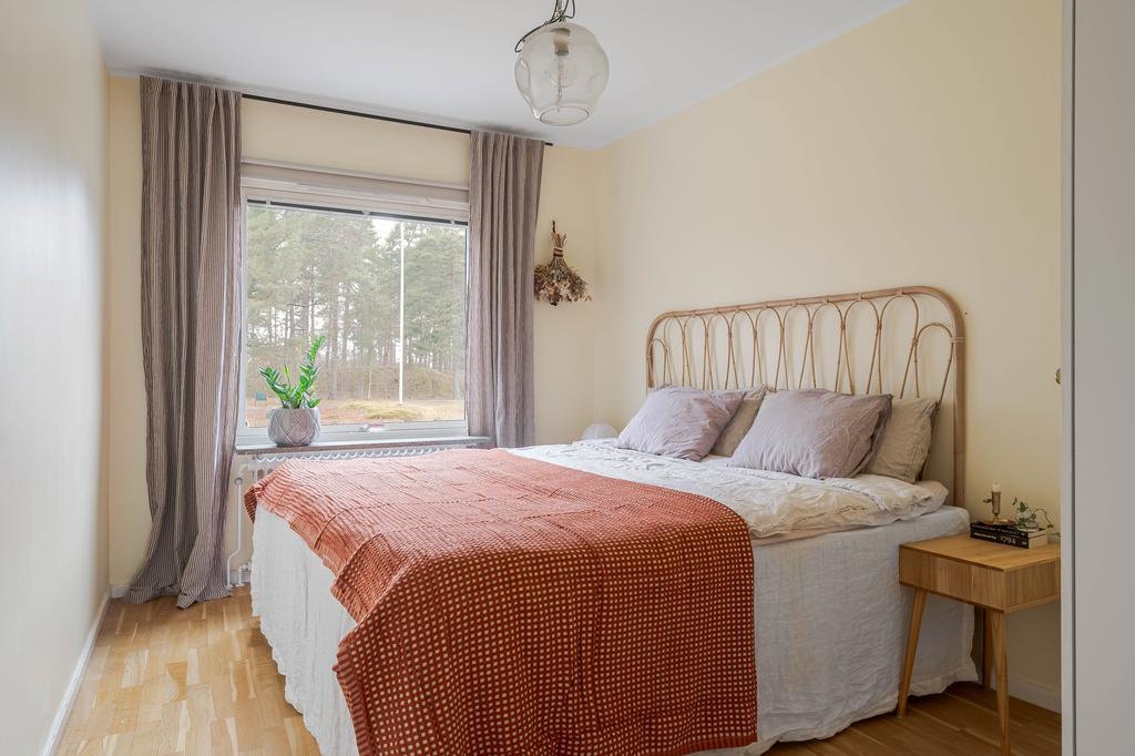 Sovrum med utsikt mot skogsdunge