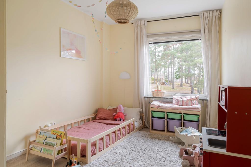 Sovrum med utsikt mot skogsdunge