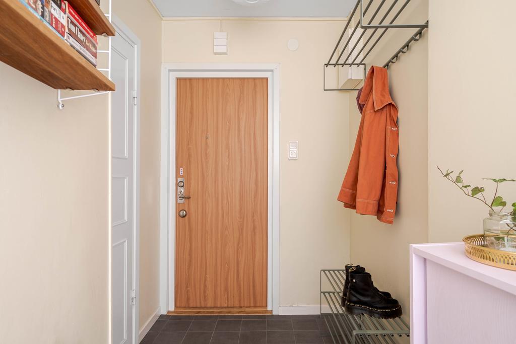 Entréhall med plats för avhängning