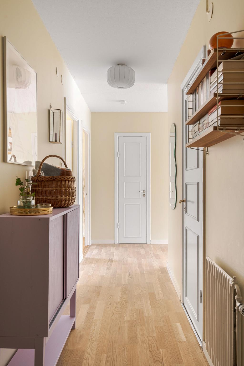 Hall från entrédörren