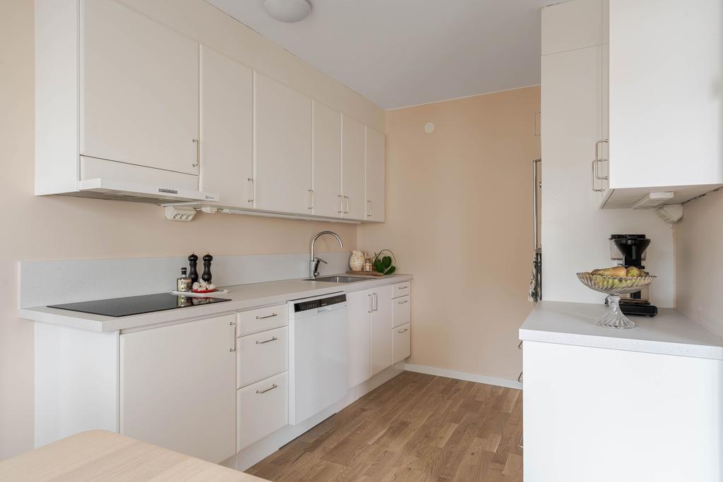 Gott om förvaring och bänkytor