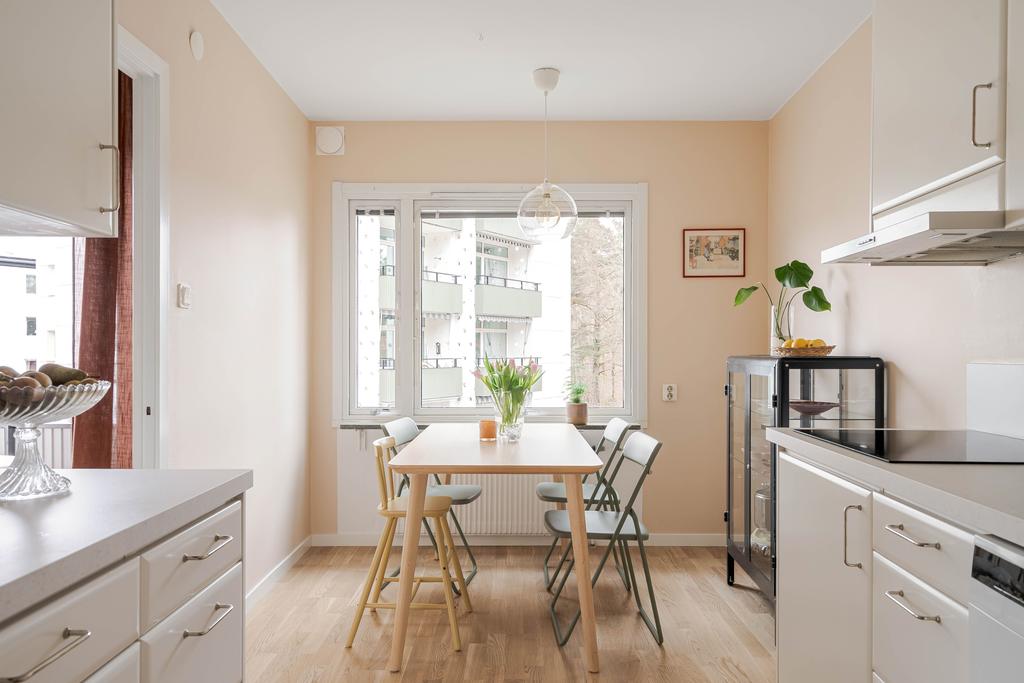 Matplats vid fönstret