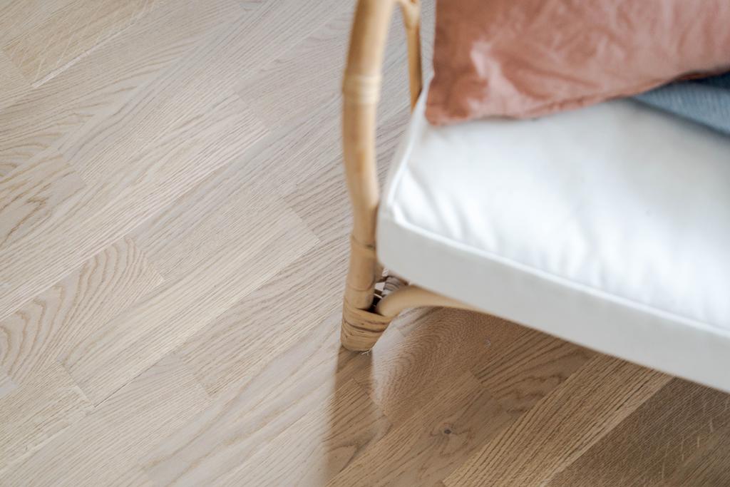 Vitlaserad ekparkett 