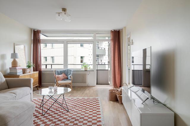 Härligt vardagsrum med sobra kulörer