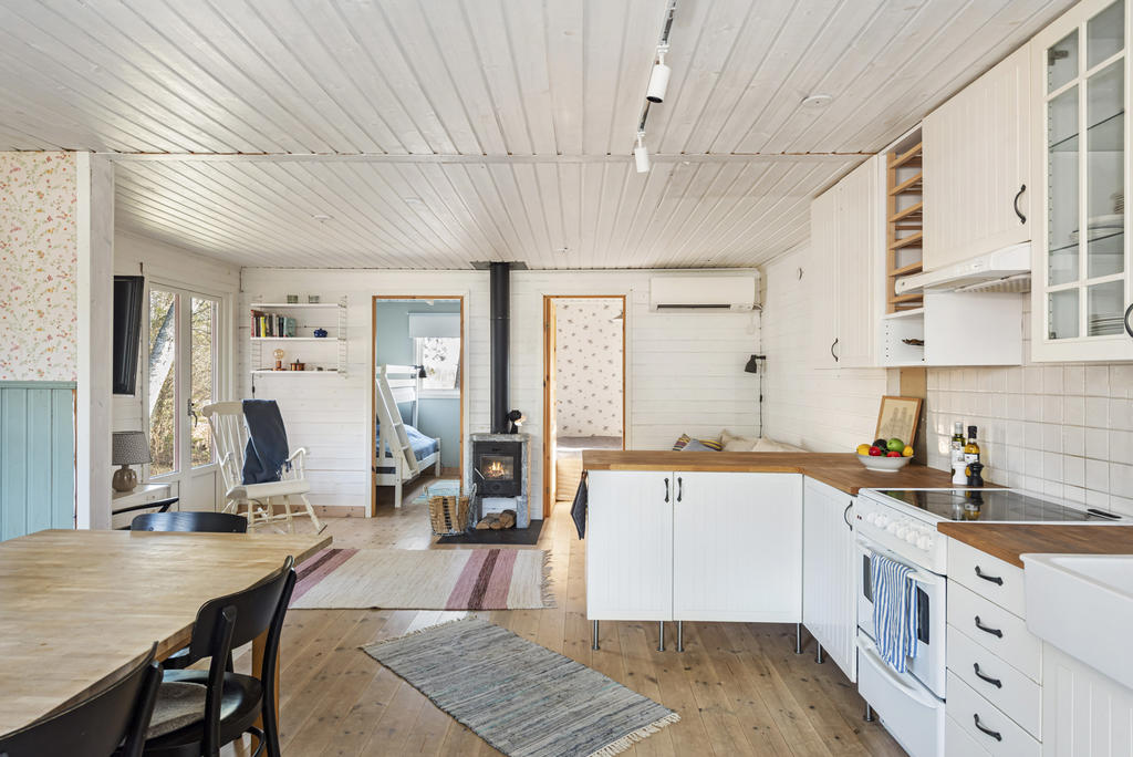 Kök och allrum med värmande kamin