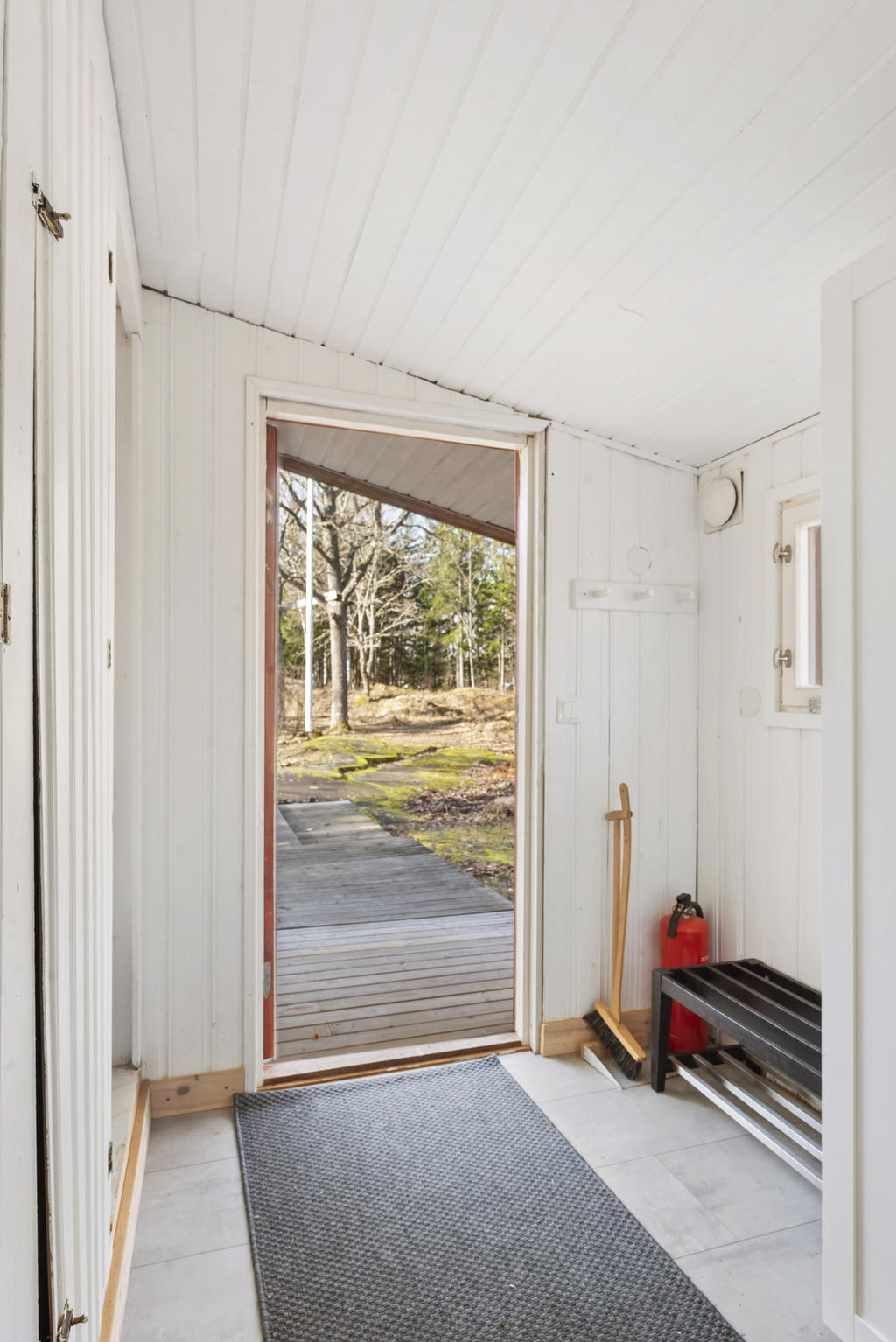 Hall med garderober och avhängningsplats.