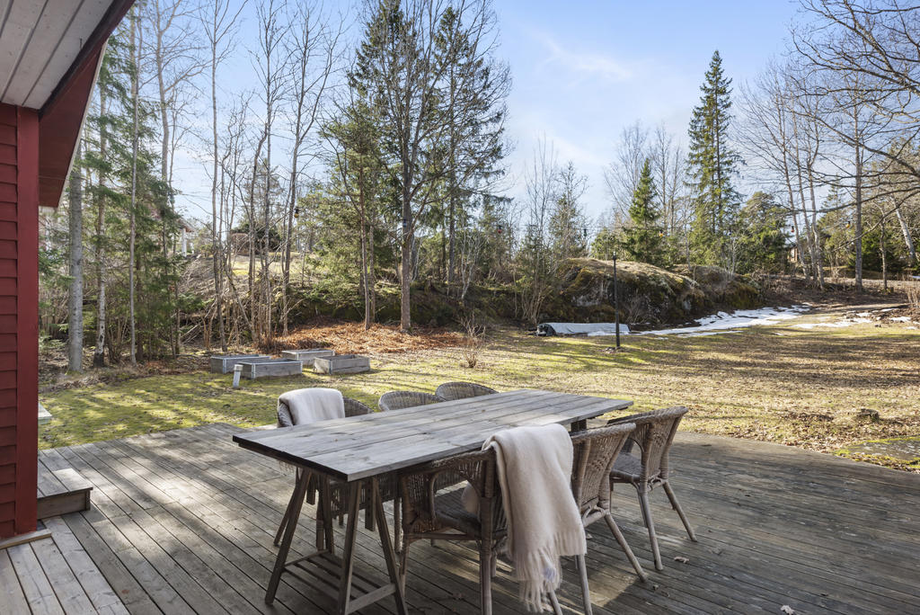 Uteplats och del av tomten