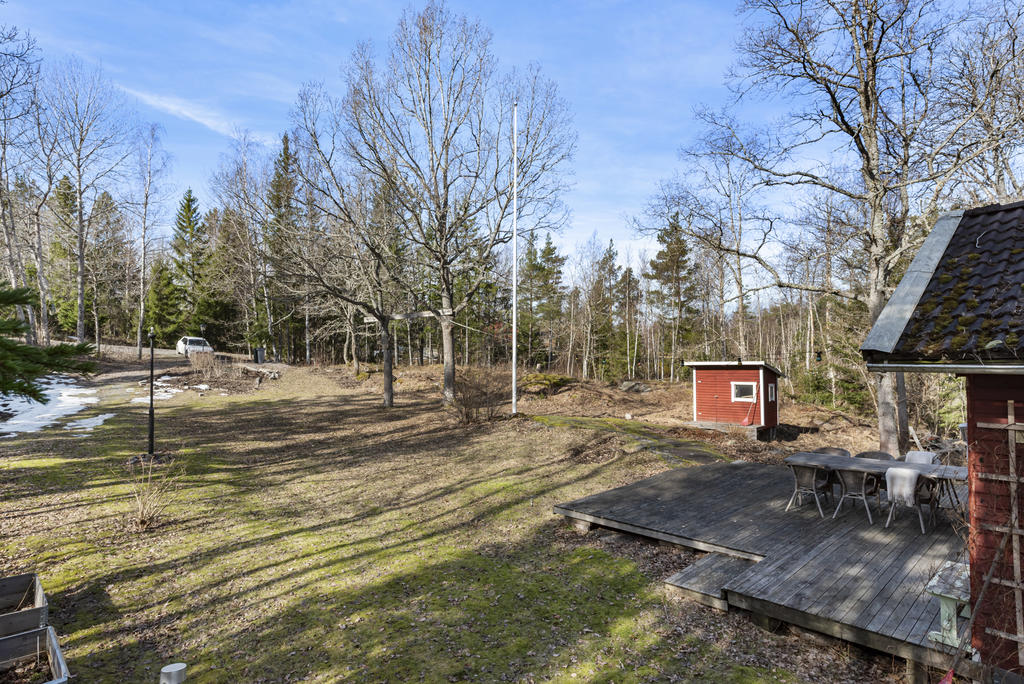 Vy över tomt och parkering
