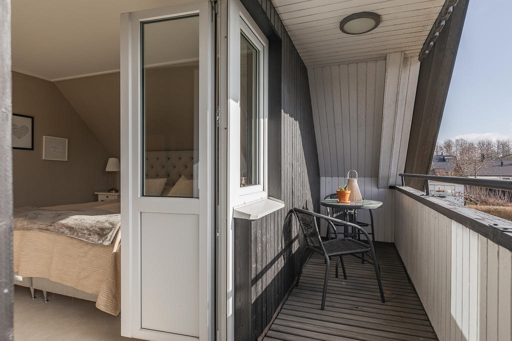 Med utgång till balkong med förmiddagssol