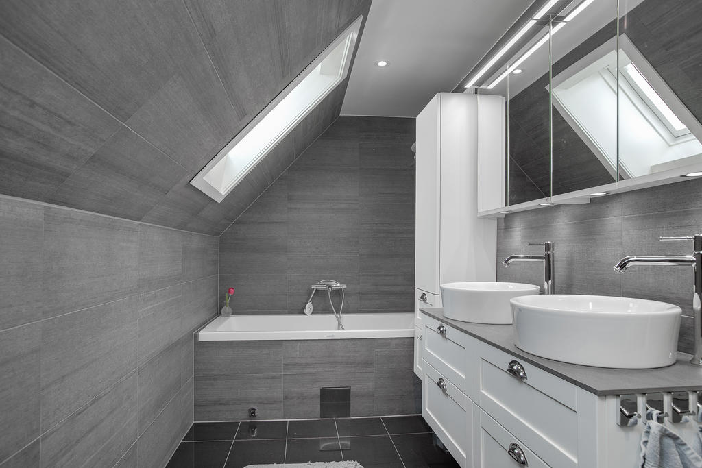 Badrum med badkar och dusch