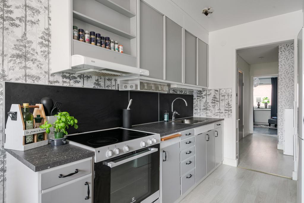 Köket är nytapetserat och har fått lackade luckor. 