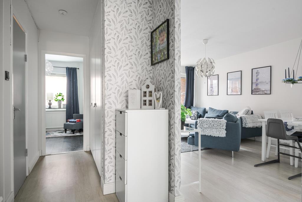 Hallen mot sovrum och vardagsrum