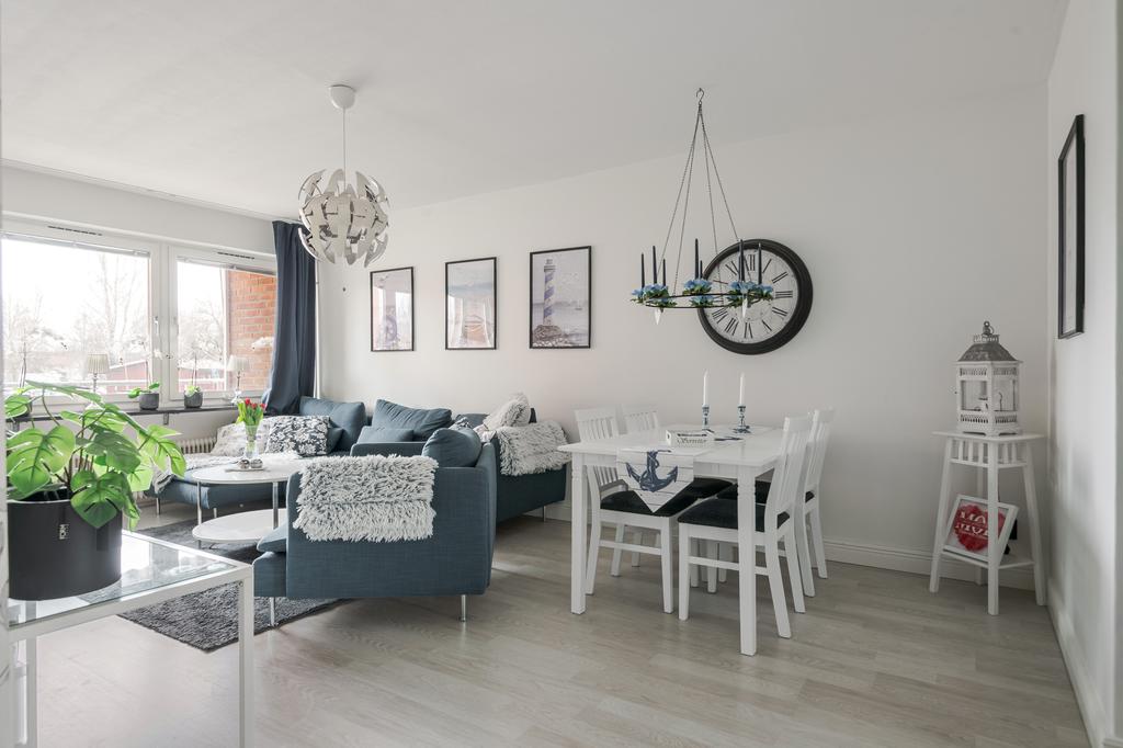 Fint vardagsrum med utgång till balkongen