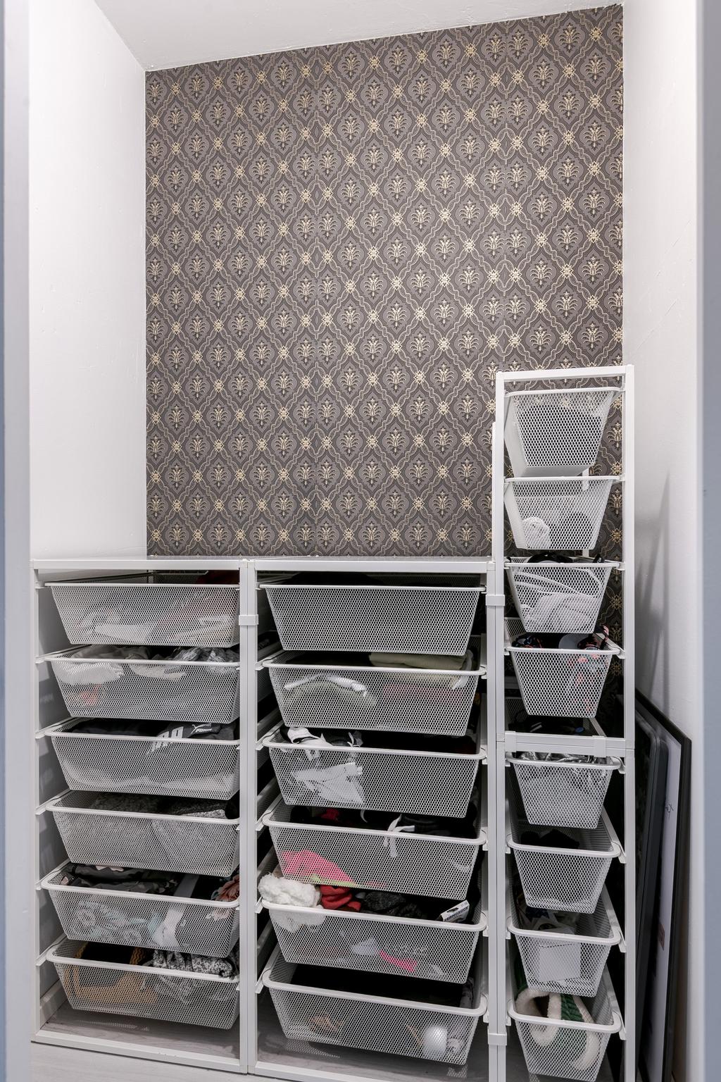 Förvaring i klädkammaren mellan vardagsrum och sovrum