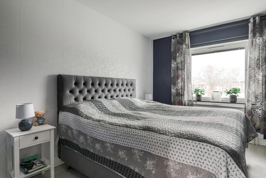 Sovrummet har tapetserad fondvägg