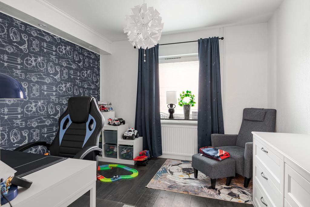 Det lilla sovrummet är ändå rymligt