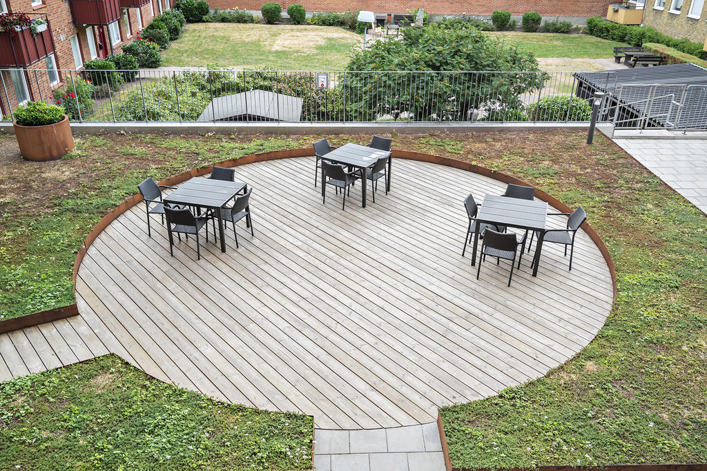 Sommarbild på den gemensamma uteplatsen