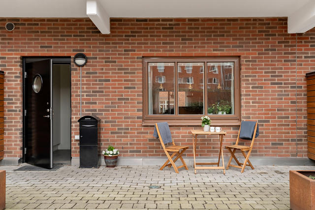 Välkommen till Malmgatan 10! Entré via uteplatsen