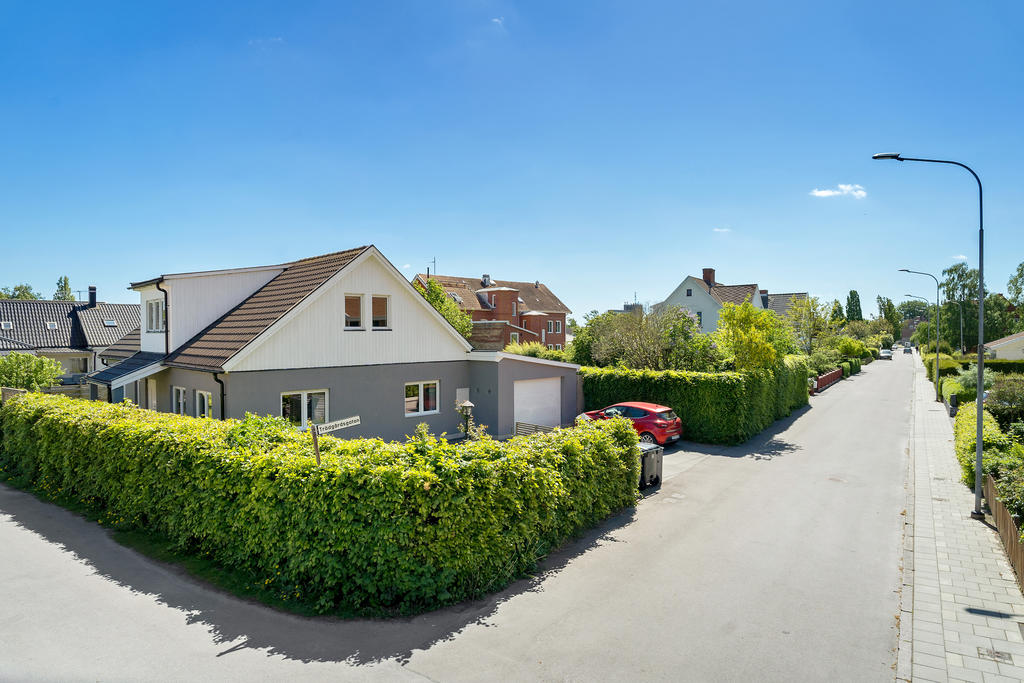 Lummigt villaområde med blandad bebyggelse på Trädgårdsgatan