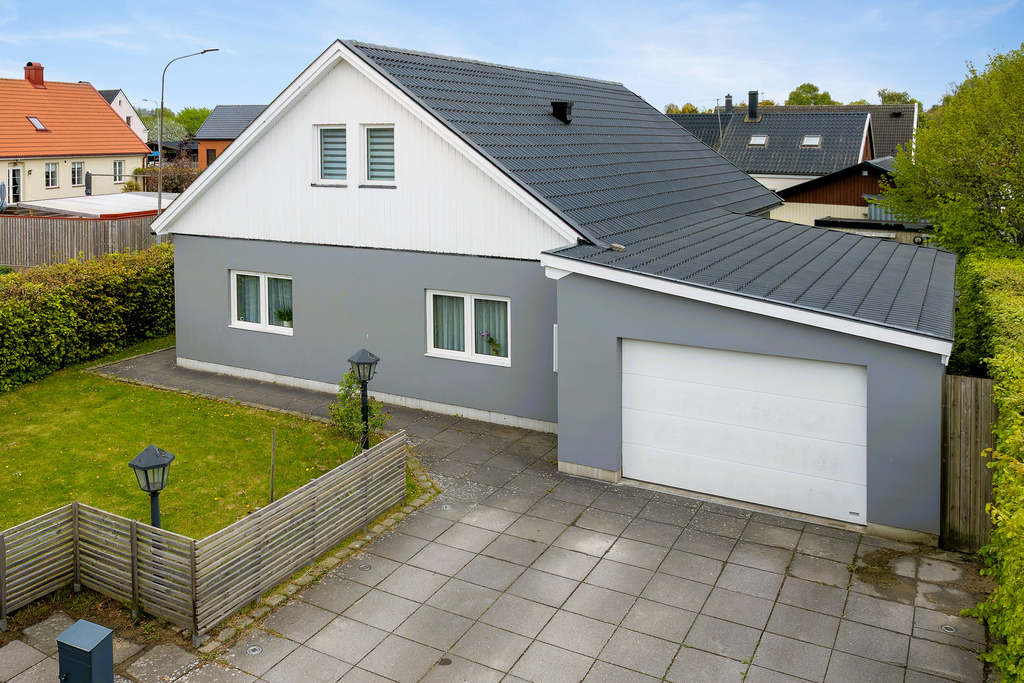 Stor uppfart med plats för flera fordon och vidbyggt garage