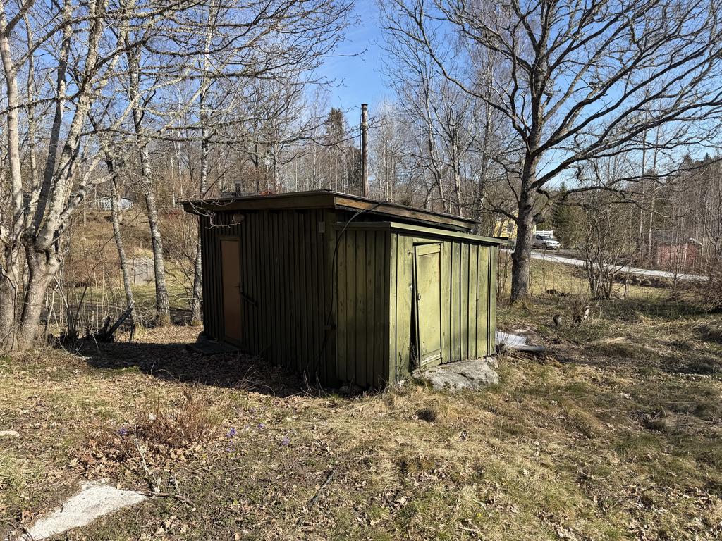 Hus med bastu/dusch samt ett mindre rum