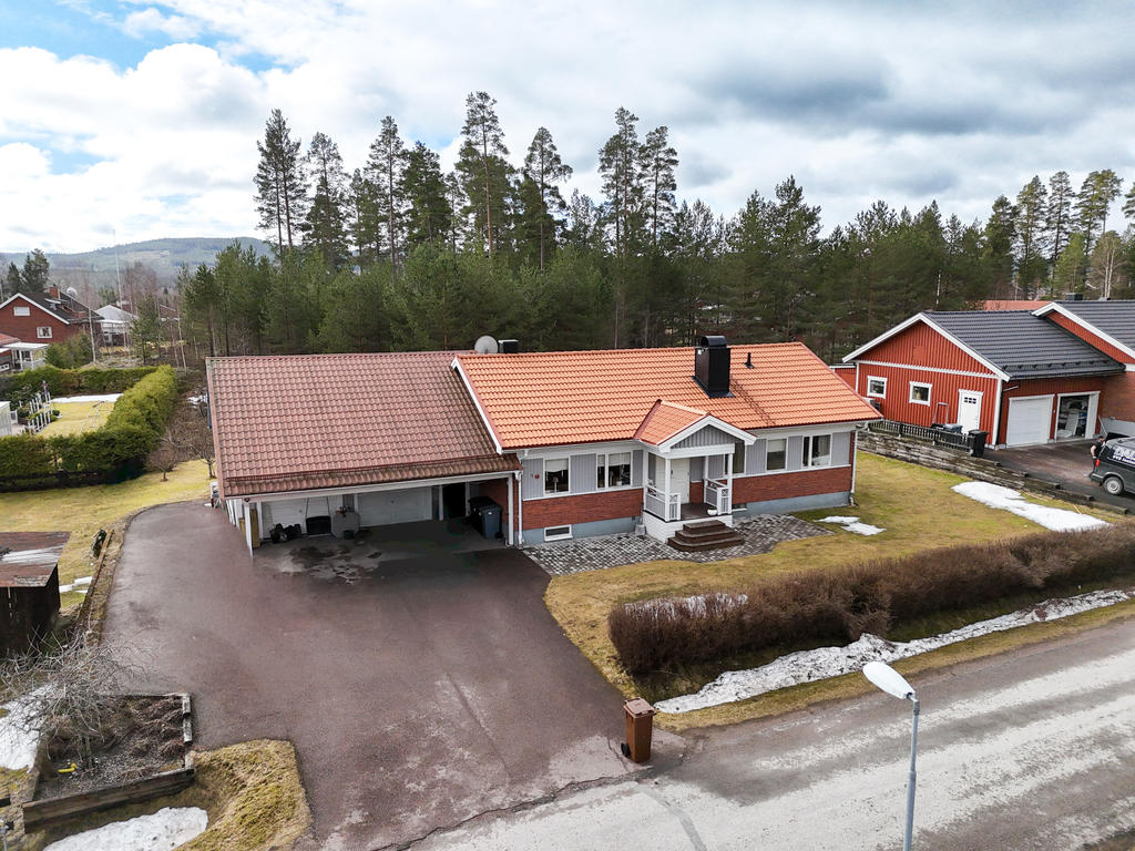 Trevlig villa med vidbyggt dubbelgarage