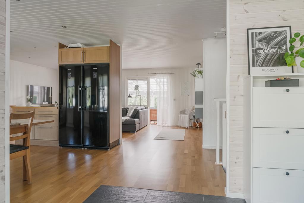 Från entréhall mot kök och vardagsrum