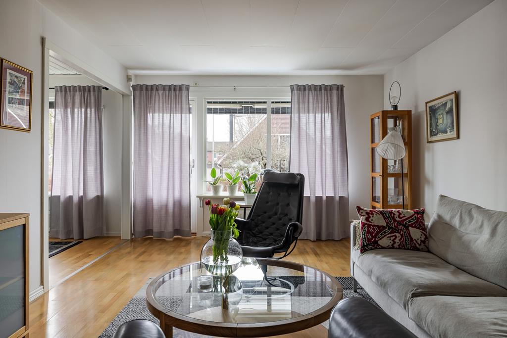 Vardagsrum med utgång till uteplats