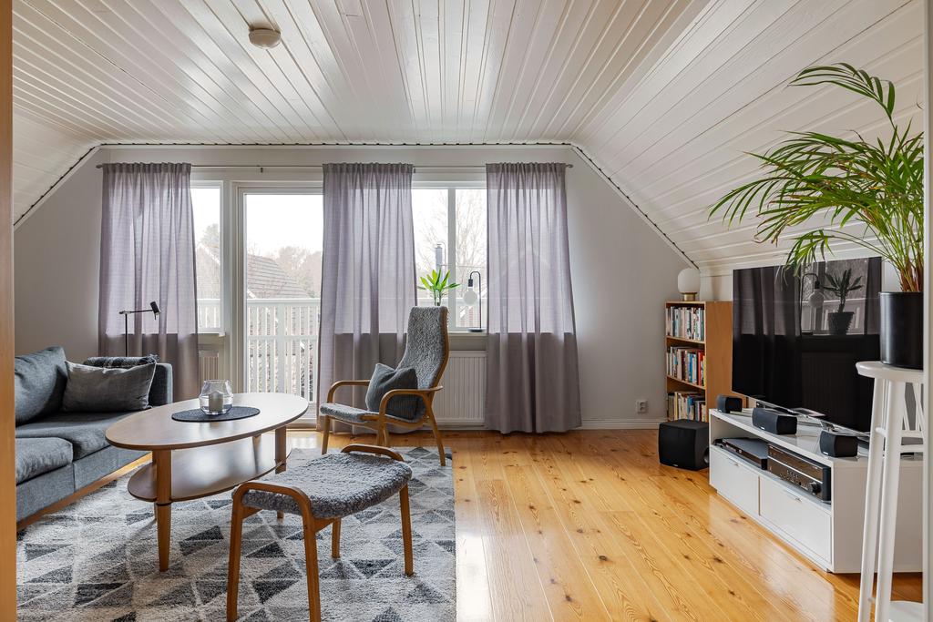 Allrum med utgång till balkong