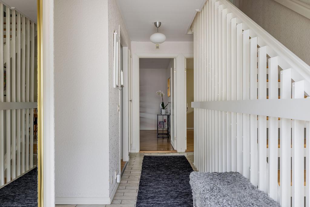 Hall med trapp till övervåning