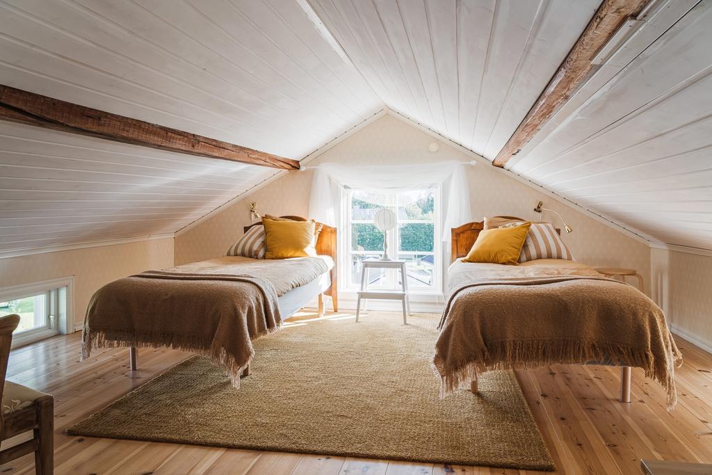 Sovrum på övre plan i gårdshus