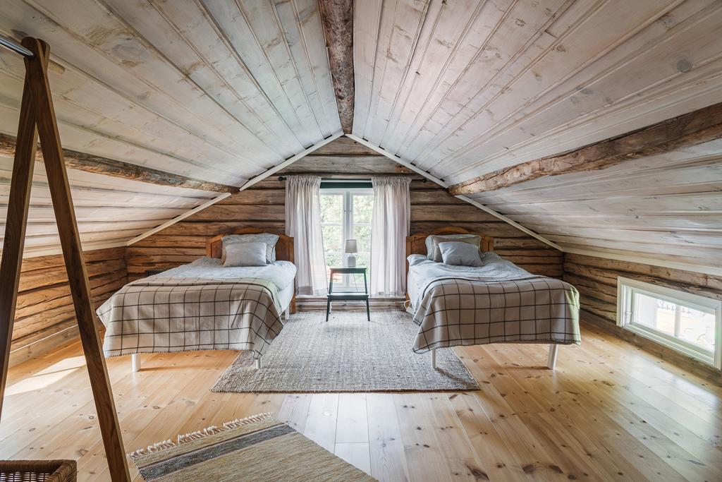 Sovrum på övre plan i gårdshus