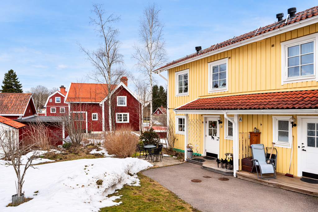 Välkommen hem till detta gavelparhus med insynsskyddat läge och med vy över Hoovers Dammen