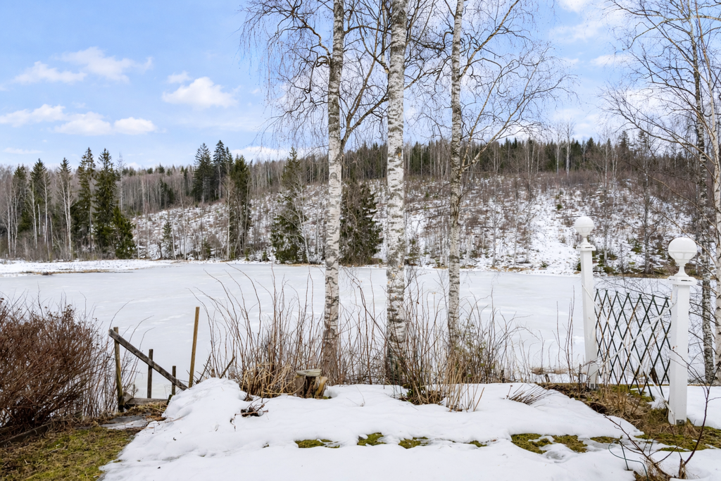 Fint läge med utsikt mot Hoovers dammen 