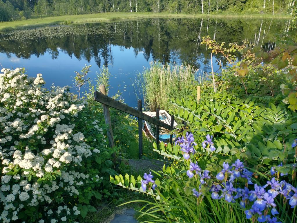 Trapp ner till terrassen, perfekt för morgonkaffet