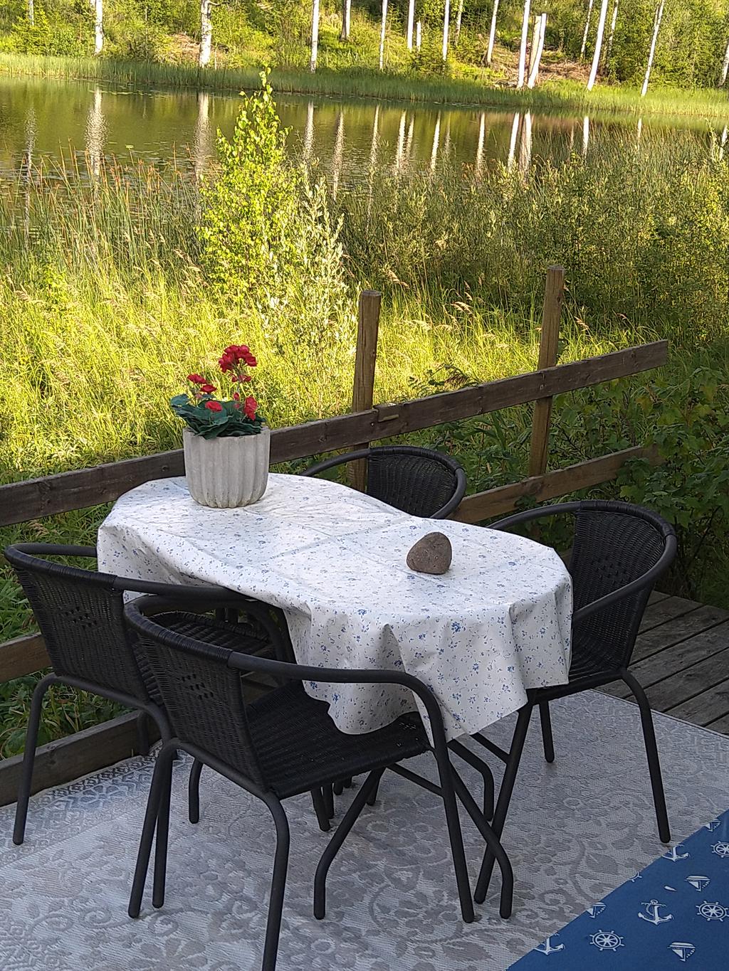 Terrassen mot vattnet, perfekt för morgonkaffet