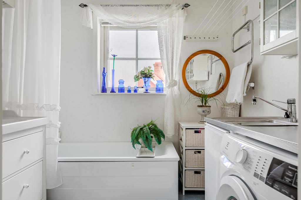 Badrum med tvättavdelning