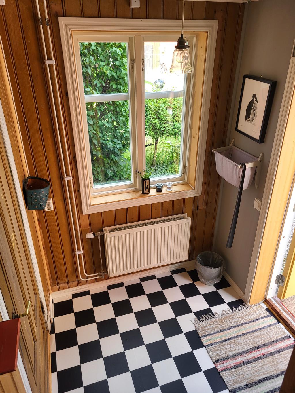 Hall i  "ar stuggu" - gästhuset som är renoverat och fullutrustat för en egen bostad.