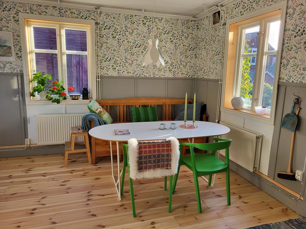 Charmiga detaljer och smakfullt inrett "extrahus" intill bostadshuset, här kan vuxna barnen sköta sig själva när de kommer hem.